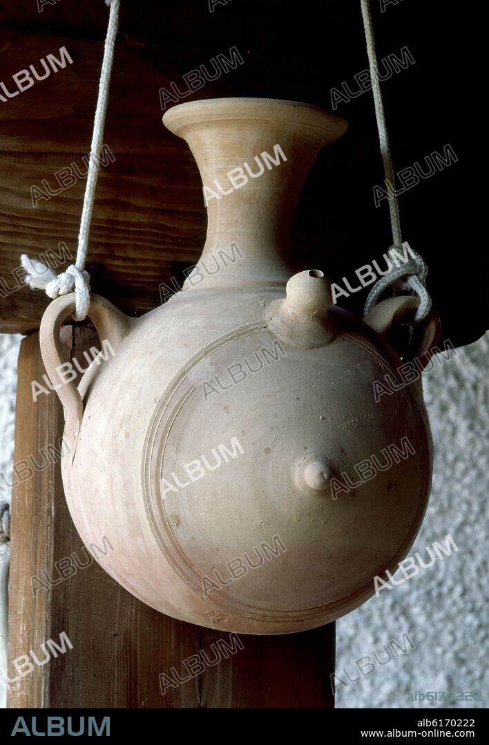 BOTIJO DE CARRO CON CUELLO ALTO Y BOCA ANCHA - VISTA FRONTAL.