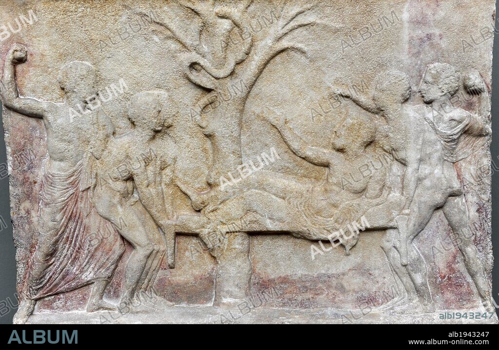 ARTE GRIEGO. GRECIA. Relieve. Un regalo para el dios de la curación. Macedonia. 420 A. C. Mármol. Probablemente un presente dado en un santuario de Asklepio. Museo Carlsberg Glyptotek. Copenhague. Dinamarca. Norte de Europa.