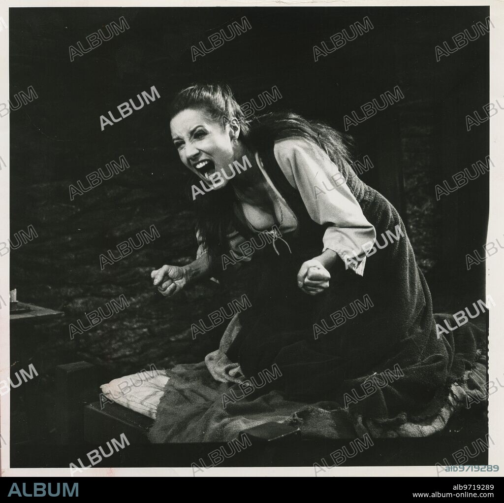 Madrid, septiembre de 1974. Concha Velasco en la obra «Las cítaras colgadas de los árboles», de Antonio Gala, estrenada en el Teatro de la Comedia el 20 de septiembre de 1974, dirigida por José Luis Alonso.