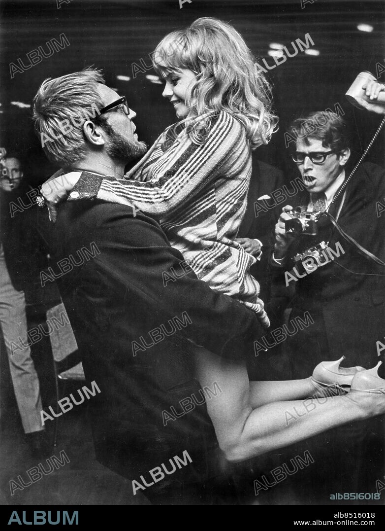 STOCKHOLM 1967-10-09. Regissören Vilgot Sjöman och skådespelerskan Lena Nyman på dansgolvet efter premiärvisningen av "Jag är nyfiken - en film i gult" i samband med Guldbaggegalan på Operaterrassen i Stockholm 9:e oktober 1967.. Foto: Jan Collsiöö / TT / Kod: 1001.
