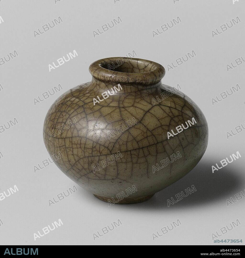 Jar with a green glaze, Pot of stoneware with a spherical body and short neck, covered with a dark green crackled glaze A chip in the rim restored and gilded. Celadon., anonymous, China, c. 1368 - c. 1644, Ming-dynasty (1368-1644), stoneware, glaze, vitrification, h 5.8 cm d 3.4 cm d 7.7 cm d 3.1 cm.