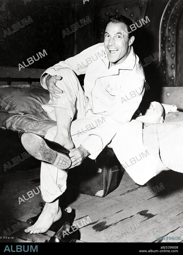 GENE KELLY in CREST OF THE WAVE, 1954 (SEAGULLS OVER SORRENTO), directed by JOHN BOULTING and ROY BOULTING. Copyright METRO GOLDWYN MAYER.