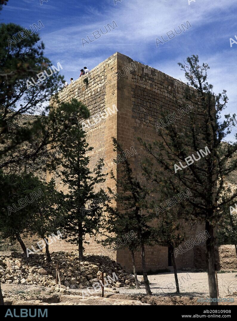 CASTILLO DE LA MOLA-TORRE HOMENAJE TRIANGULAR-MEDIEVAL.
