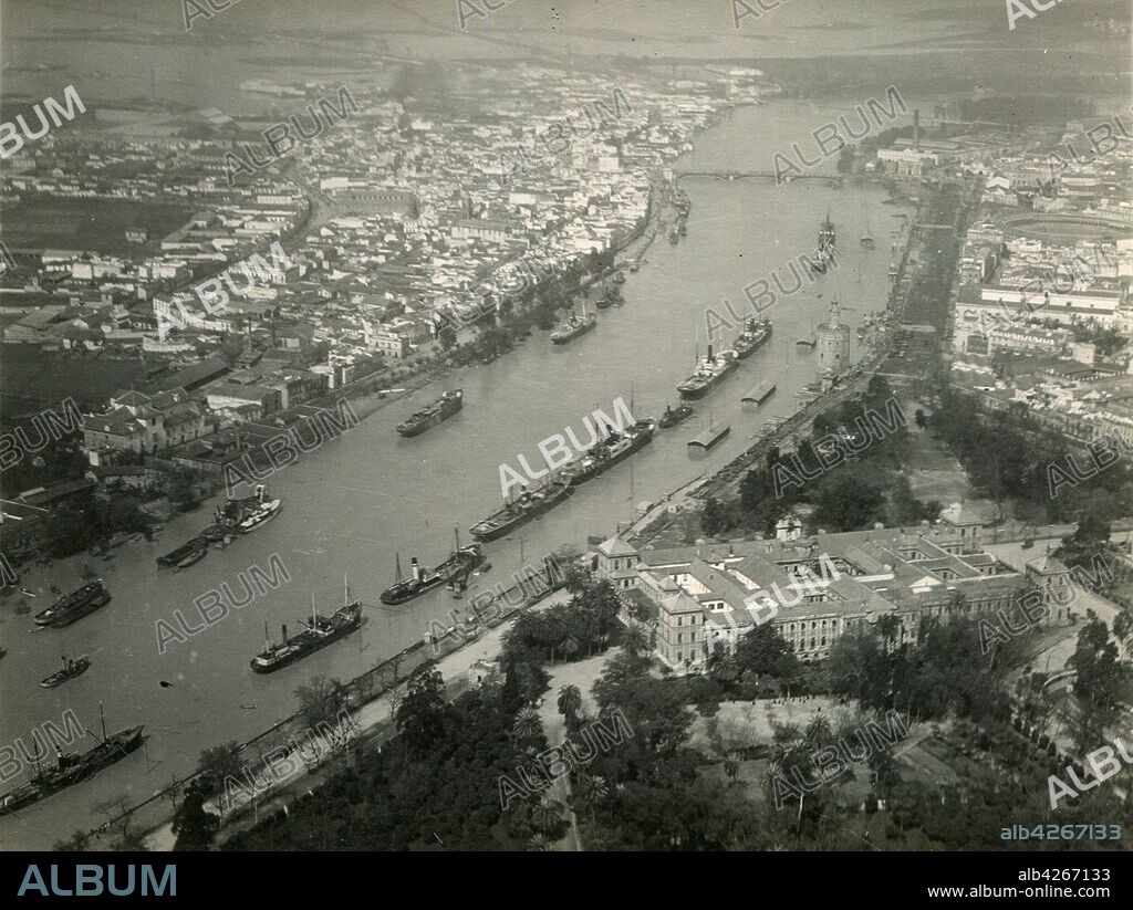 Sevilla. Vista aérea de Sevilla con el Palacio de San Telmo en primer término.