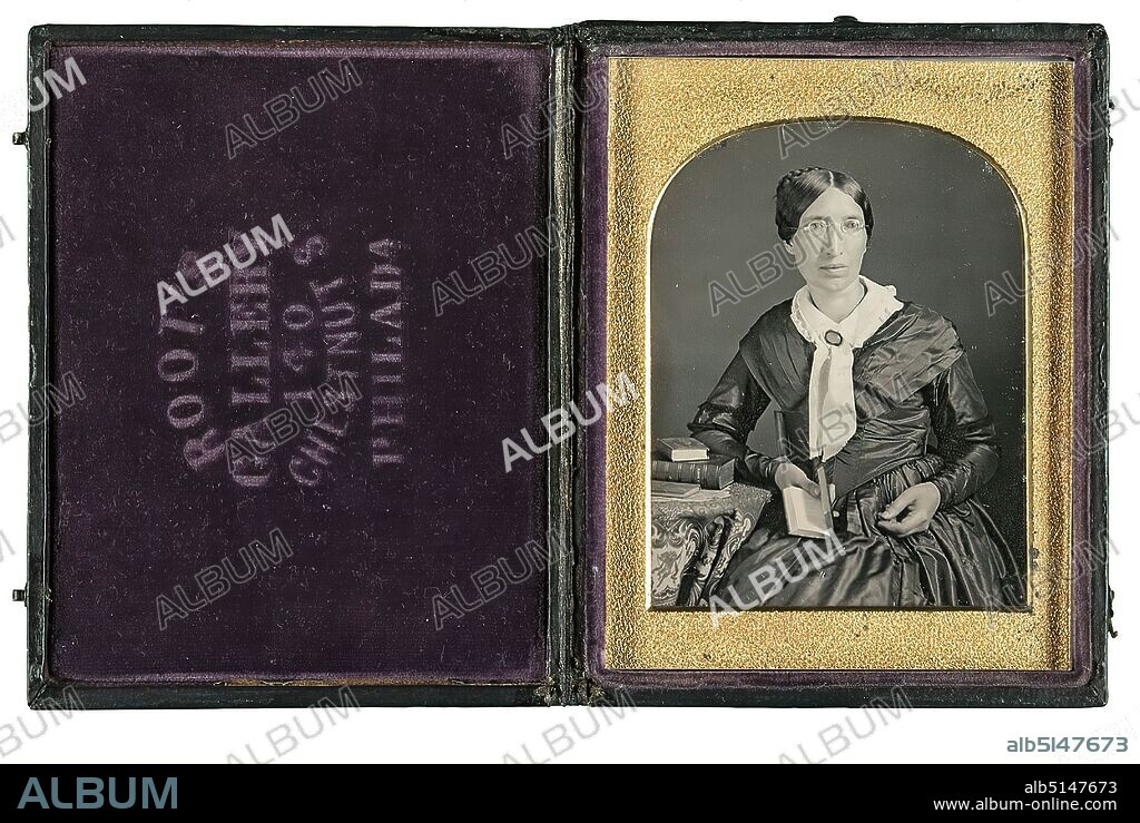 Marcus Aurelius Root, portrait of a woman, daguerreotype, total : height: 8.50 cm; width: 6.60 cm, embossed in the lining: ROOT'S, GALLERY, 140, CHESTNUT ST, PHILAD[ELPHI]A, portrait photography, half-length portrait, sitting figure, woman, arm positions, gestures, eyeglasses, glasses.