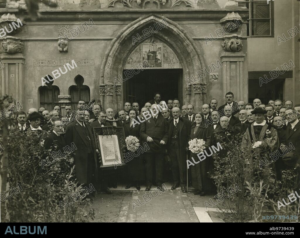 Valencia, marzo de 1924. El Alcalde de Valencia, Juan Avilés Arnau, entregando a D. José Benlliure, en el estudio del ilustre artista, el título nombrándole hijo predilecto de Valencia.