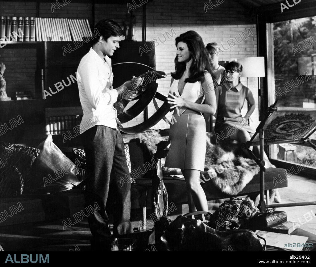 JEAN SOREL y RAQUEL WELCH en LAS CUATRO BRUJAS, 1966 (LE FATE), dirigida por ANTONIO PIETRANGELI, LUCIANO SALCE, MARIO MONICELLI y MAURO BOLOGNINI. Copyright COLUMBIA FILMS SA/DOCUMENTO FILM.