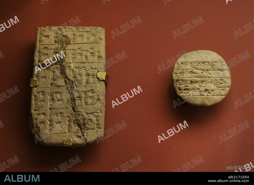 ARTE ANTIGUO. MESOPOTAMIA. PROXIMO ORIENTE. SUMERIA. Tablillas de arcilla con inscricpión cuneiforme. Derecha: Tablilla de escuela escrita en sumerio. El ejercicio probablemente fue corregido por un profesor. Izquierda: Tableta matemática escolar. The State Hermitage Museum. San Peterburgo. Rusia.