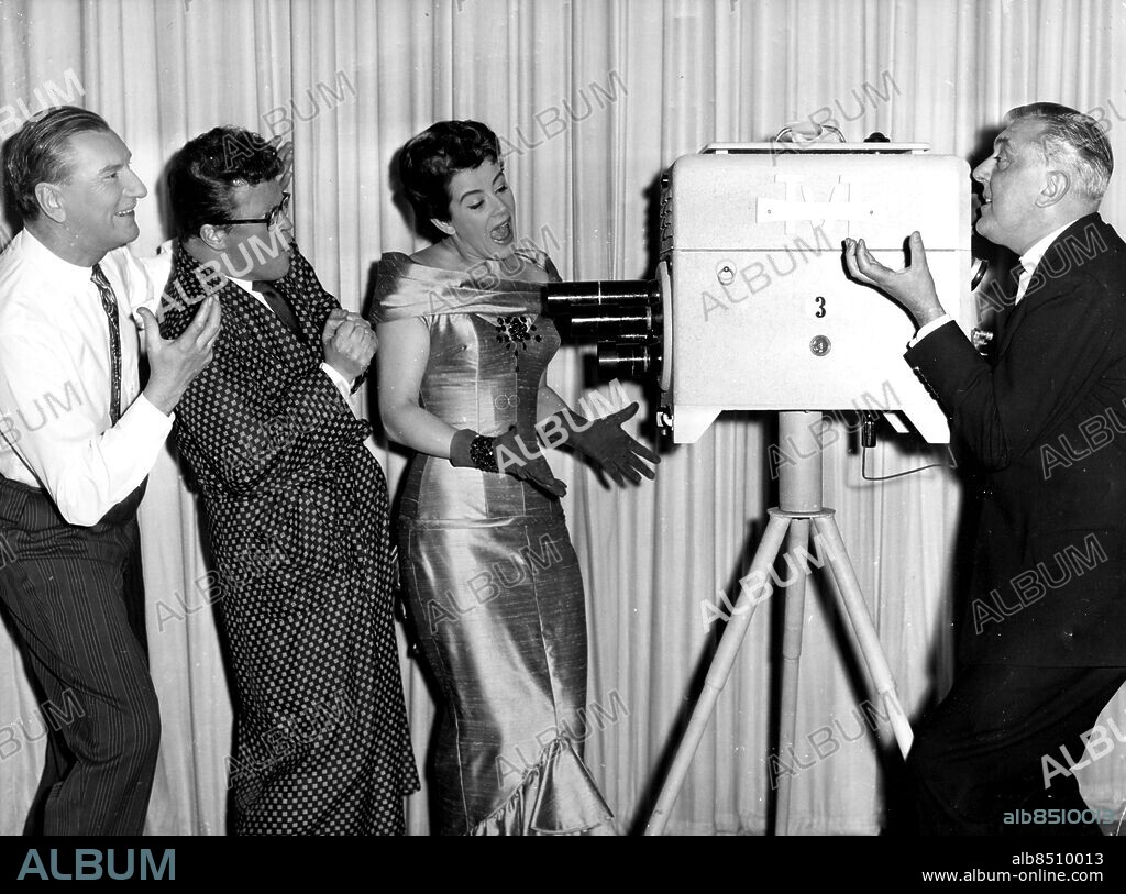 Orig.bildtext... Jacques Tati den franske skådespelaren som för närvarande besöker Stockholm tittade på onsdagskvällen in på Idéon och här är han i spexartagen tillsammans med Sigge Fürst, Povel Ramel och Britta Borg. persons: BRITA BORG;JACQUES TATI;POVEL RAMEL;SIGGE FÜRST sites: STOCKHOLM;SVERIGE.