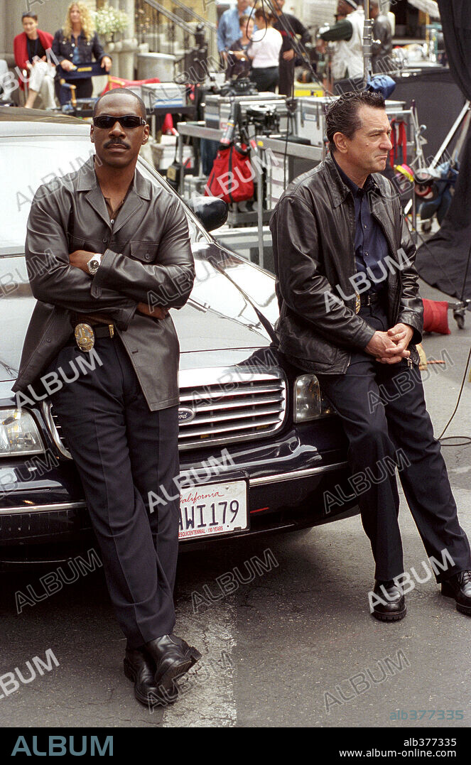 EDDIE MURPHY and ROBERT DE NIRO in SHOWTIME, 2002, directed by TOM DEY. Copyright WARNER BROS. PICTURES.