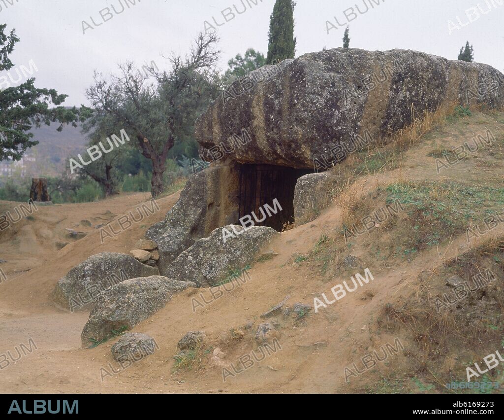 ENTRADA AL DOLMEN DE LA CUEVA DE LA MENGA.