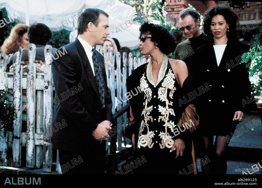 KEVIN COSTNER y WHITNEY HOUSTON en EL GUARDAESPALDAS, 1992 (THE BODYGUARD), dirigida por MICK JACKSON. Copyright WARNER BROS/TIG PRODUCTIONS/KASDAN PICTURES.