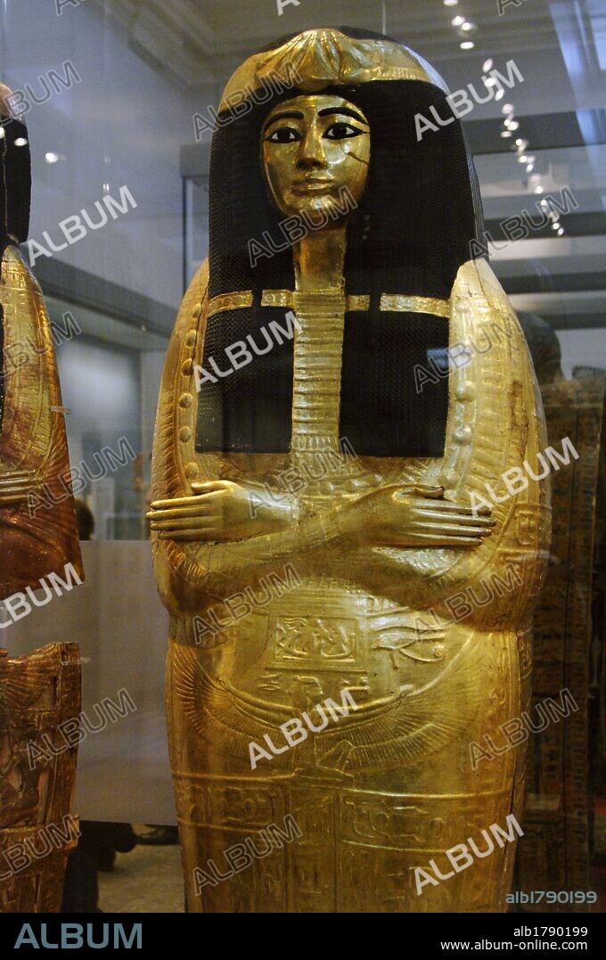 ARTE EGIPCIO. ATAUD interior de madera recubierto de láminas de oro DE HENUTMEHYT. Decorado con representaciones de diversas deidades como la diosa alada NUT, la barca del dios del sol y otras divinidades protectoras. Tumba de Henutmehyt. 1250 a. C. Dinastía XIX. Tebas. Egipto. Museo Británico. Londres. Inglaterra. Reino Unido.