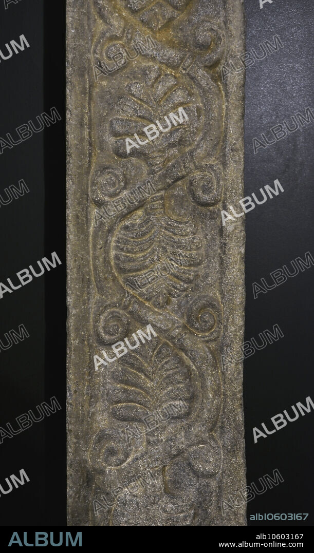 Barrotera de cancel. Decorada con tallo ondulado del que surgen palmas. Mármol. Siglo VII. Procede de la Iglesia de San Salvador, Toledo. Detalle. Museo de los Concilios y la Cultura Visigoda (en depósito, Parroquia de Santo Tomé), Toledo. Castilla-La Mancha. España.