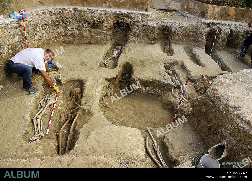 ESPAÑA ARQUEOLOGÍA EXCAVACIONES:GRA012. TAUSTE (ZARAGOZA), 04/11/2012.- Fotografía facilitada por la Asociación Cultural El Patiaz, de la excavación realizada en el patio de una vivienda de Tauste bajo la que se situaba, ya desde el siglo VIII, un cementerio perteneciente a una necrópolis de gran extensión, en la que se han hallado doce tumbas musulmanas con restos óseos de ocho individuos adultos y cuatro niños. EFE/Ana López ***SOLO USO EDITORIAL***.