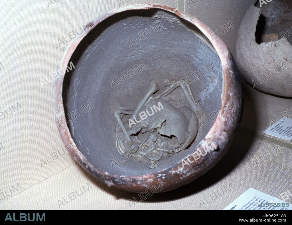 Urn of argaric pottery urn with an infant burial inside, from the town of Cerro de las Viñas (Coy, Lorca).