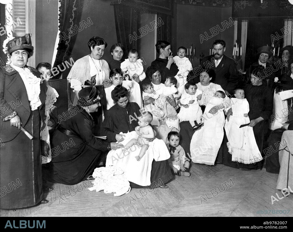 Madrid, 23/06/1914. Las Señoras del comité femenino de higiene popular durante el reparto de premios a las madres, esposas de obreros de prensa, que mejor cuidados presentaron a sus hijos.