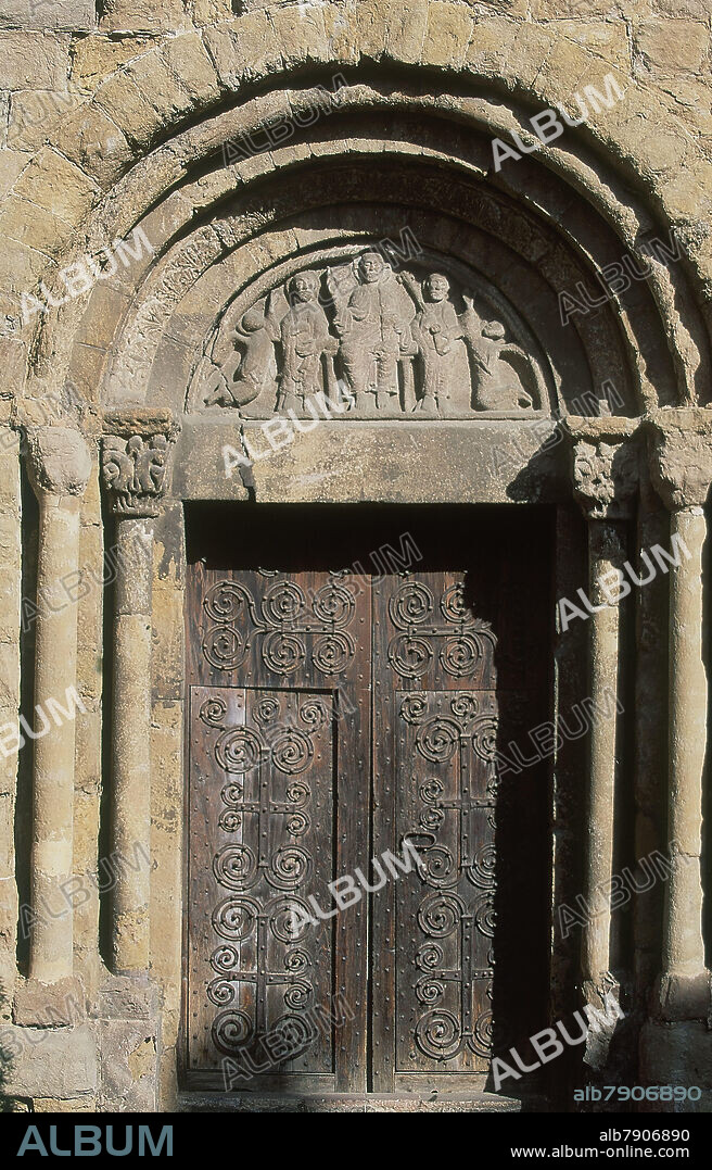 PORTADA ROMANICA - TIMPANO CON LA IMAGEN DE CRISTO FLANQUEADO POR SAN PEDRO Y SAN PABLO - SIGLO XII.