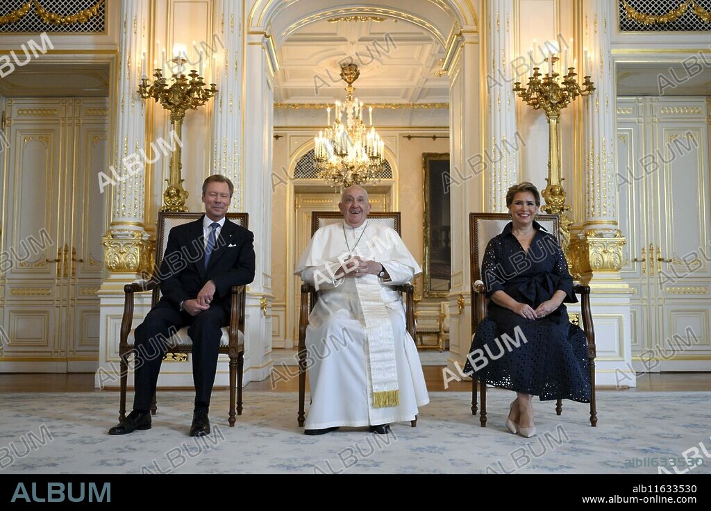Grand Duchess Maria Teresa of Luxembourg, Grand Duke Henri of Luxemburg y PAPA FRANCISCO I. Luxembourg: NO LIBRI** Luxembourg, 2024/9/26.Pope Francis is flanked by Luxembourg's Grand Duke Henri and Grand Duchess Maria Teresa during his visit at the Grand Ducal Palace, in Luxembourg Photograph by VATICAN MEDIA / Catholic Press Photo (Credit Image: © Vatican Media/IPA via ZUMA Press).