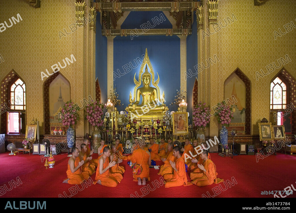MONJES BUDISTAS rezando en el interior del TEMPLO WAT BENCHAMABOPHIT, construido a finales del siglo XIX por orden de Rama V (Chulalongkorn el Grande) con mármol de Carrara. Popularmente conocido como TEMPLO DE MARMOL. BANGKOK. Tailandia.