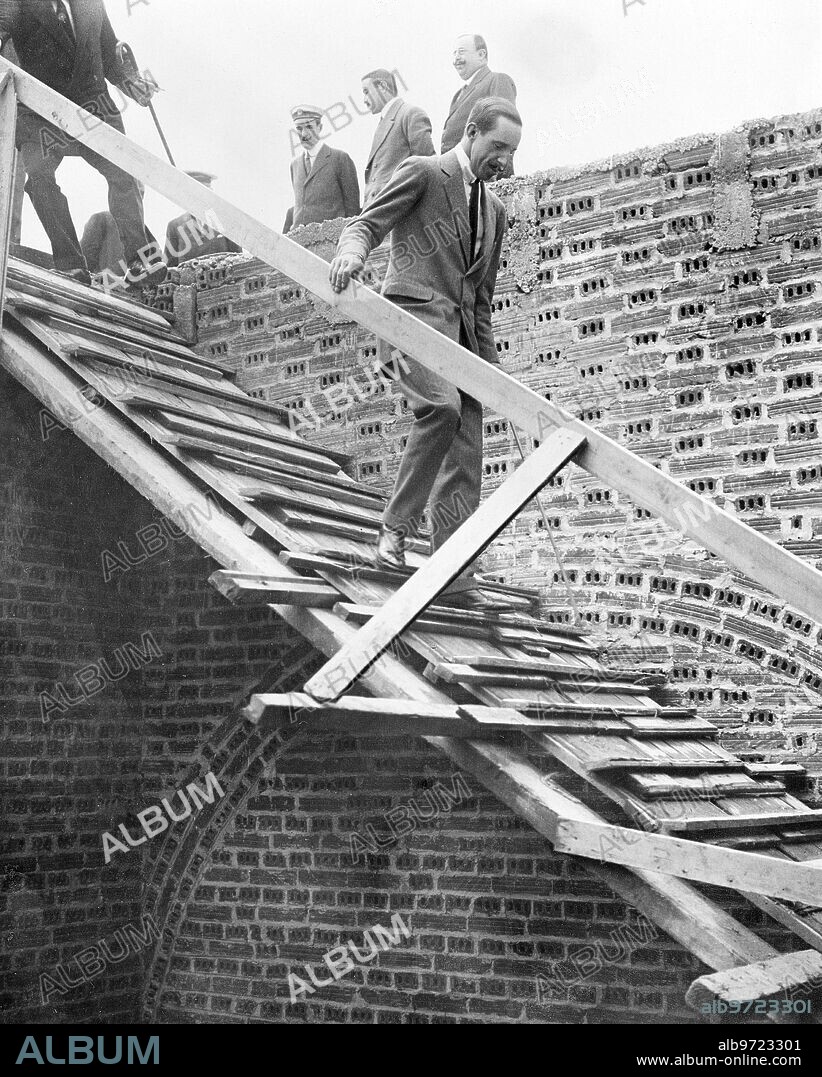 25 julio 1916. Los Reyes en Santander. Su majestad el Rey D. Alfonso Xiii Recorriendo las Obras del futuro hotel real.
