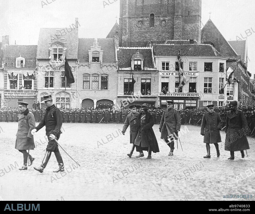 Diciembre 1914. La visita del Rey de Inglaterra A la línea de Combate. El Rey Jorge V (I) con el Rey Alberto de Bélgica (2) y el príncipe de Gales (3), durante el reciente viaje del primero al frente de batalla.
