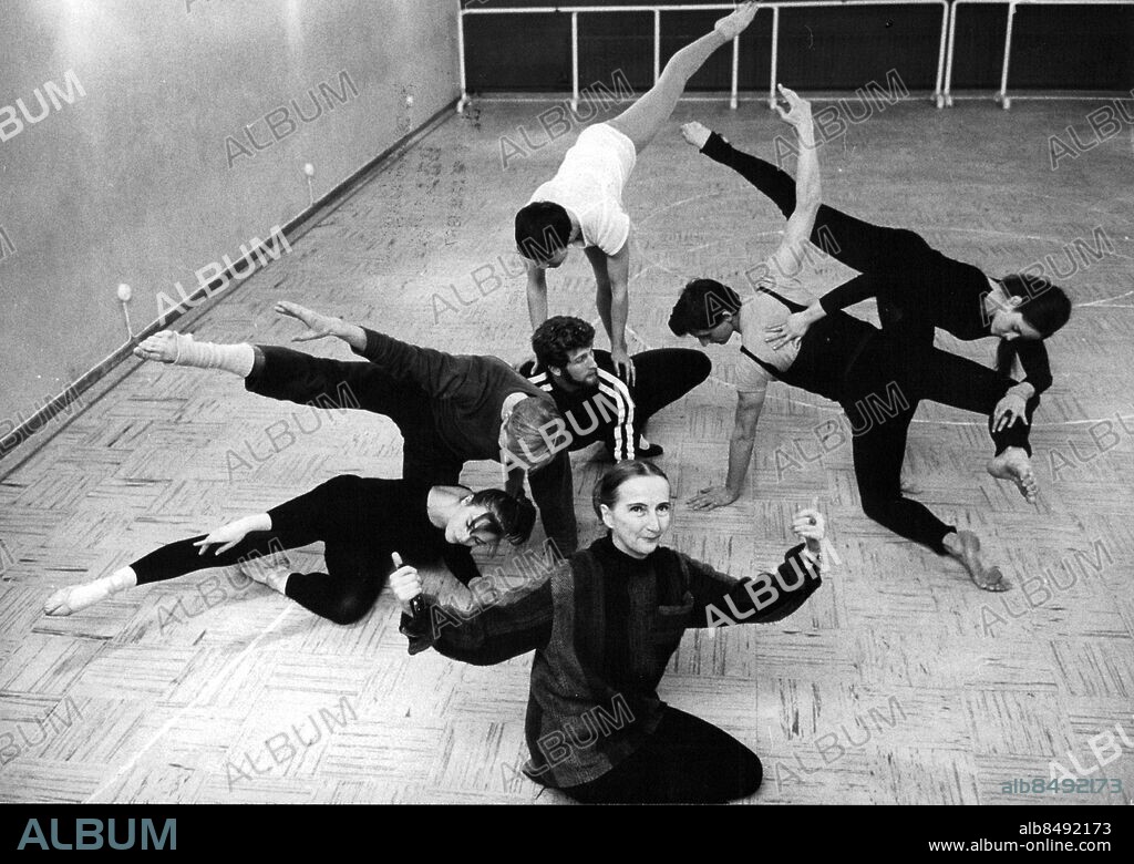 Stockholm 1967-01-09. Birgit Cullberg instruerar fr. v. Karin Sylwan, Niklas Ek, Dick Gain, Karin Thulin, Richard Kuch och Juliet Ficher i Cullbergbaletten . Foto: Lennart Nygren / SvD / TT / kod 12014.