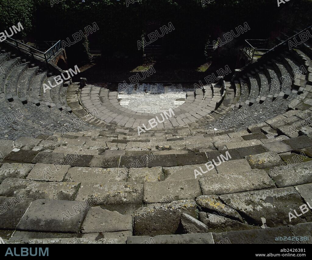 ARTE ROMANO. ITALIA. ODEON o PEQUEÑO TEATRO. Edificio civil realizado en el siglo I d. C., con capacidad para 1000 personas. Tenía la posibilidad de ser cubierto "THEATRUM TECTUM". En él se representaban manifestaciones teatrales, música y pantomimas. Vista general de las "CAVEAS" (GRADAS) y de la "ORQUESTA", platea semicircular. POMPEYA. La Campania.