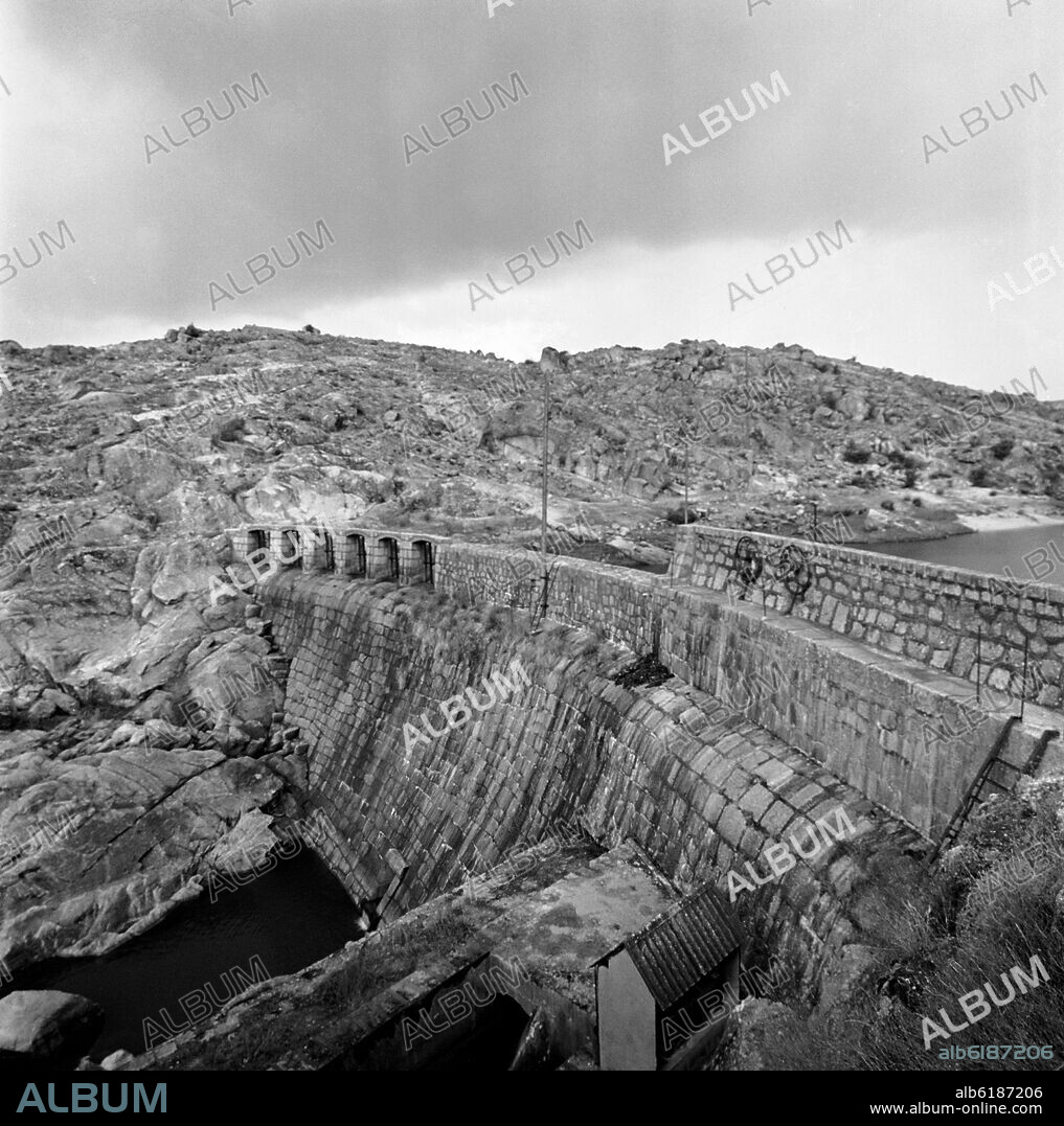PRESA DEL GRAJAL ANTIGUA CENTRAL HIDROELECTRICA - FOTOGRAFIA EN BLANCO Y NEGRO - AÑOS 60.
