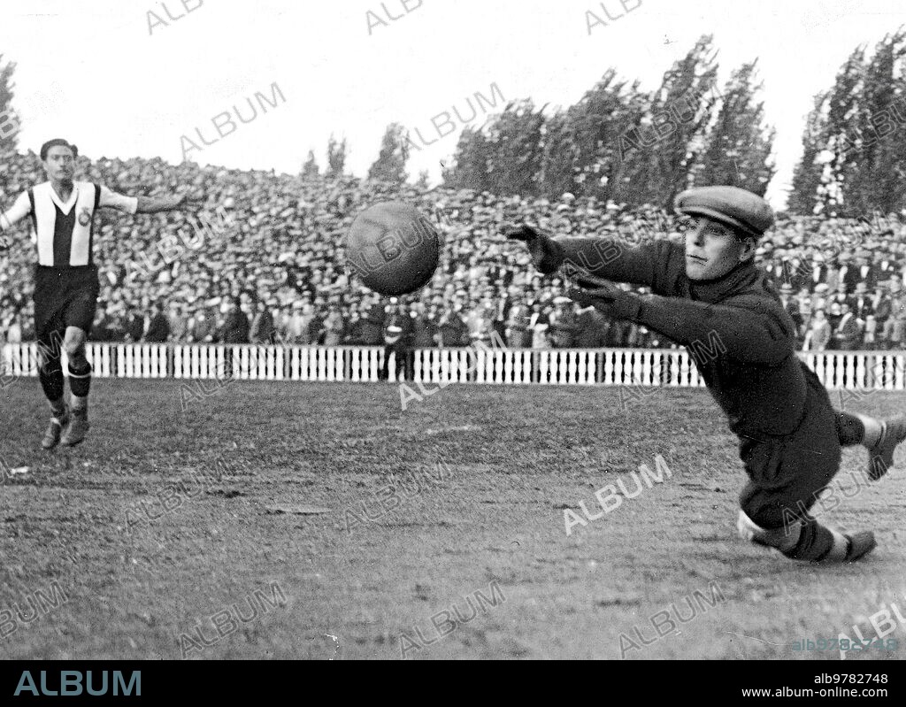 1930. A save by goalkeeper Ricardo Zamora Photos: Torrents -.