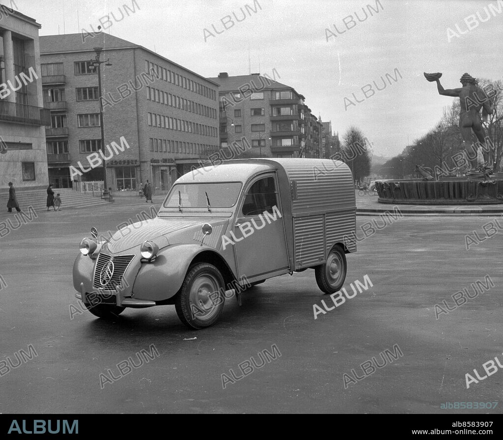 Göteborg - 1952-11-01 - Citroën - bil på Götaplatsen - *** Local Caption *** GT-GHT - Foto: ?. Finns i låda GT-GHT Reportagelåda 01. KAMERAREPORTAGE.