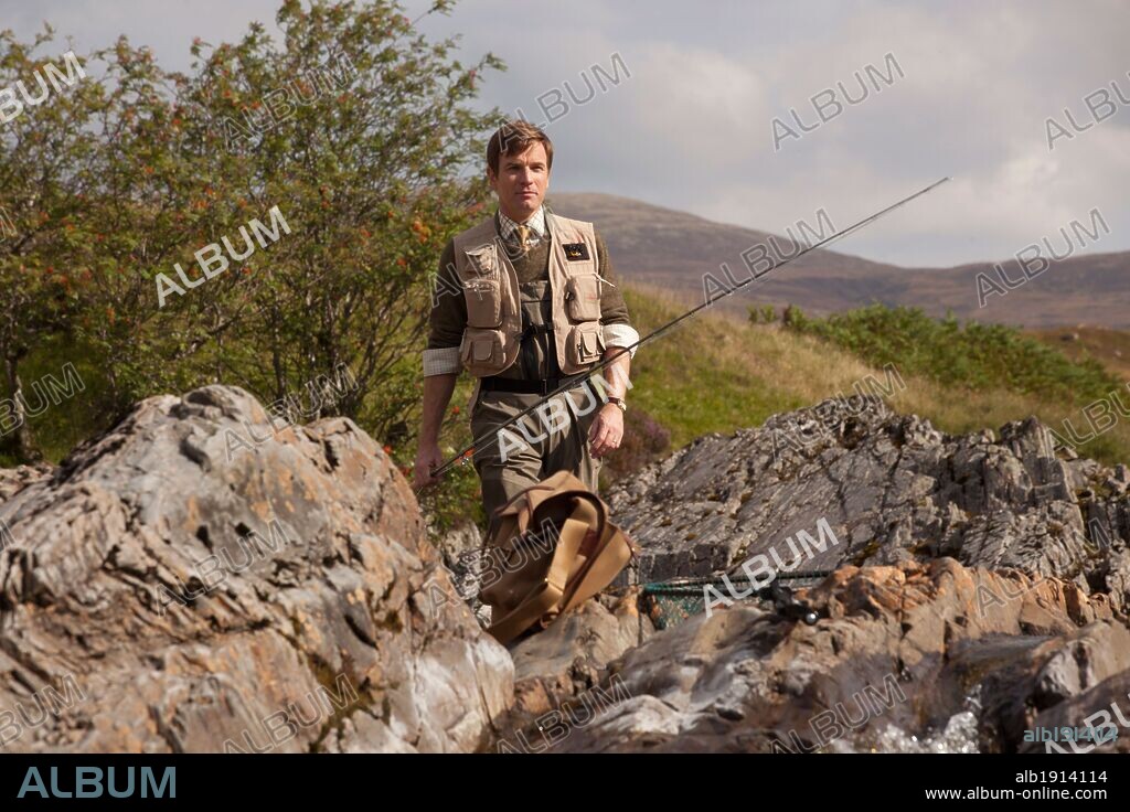 EWAN McGREGOR en LA PESCA DEL SALMON EN YEMEN, 2011 (SALMON FISHING IN THE YEMEN), dirigida por LASSE HALLSTROM. Copyright BBC FILMS.