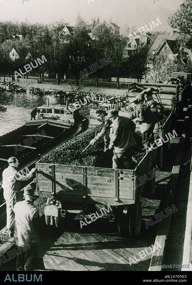 LA ALEMANIA DE LA POSGUERRA (1945-1949). "CRISIS DE BERLIN". Tras el bloqueo soviético entre Berlín y las zonas occidentales, las potencias occidentales crearon el "PUENTE AEREO" para abastecer a los berlineses. CARBON CARGADO EN LAS BARCAZAS, EN EL LAGO HAVEL, PARA SER DISTRIBUIDO DE FORMA DIARIA EN BERLIN POR MEDIO DEL PUENTE AEREO.