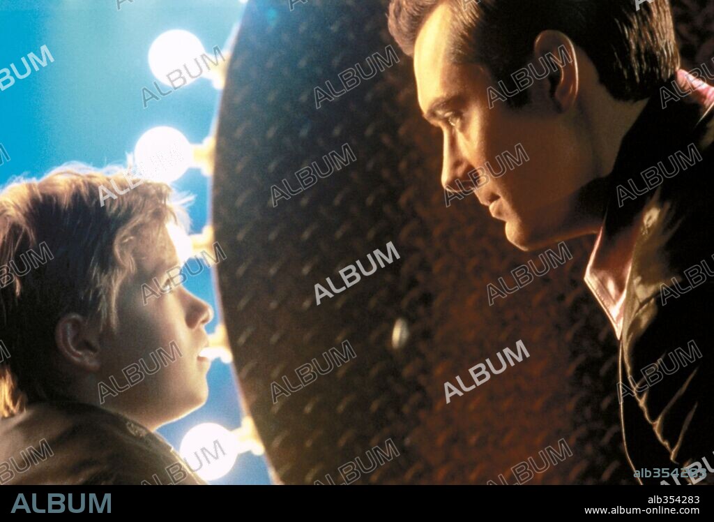 HALEY JOEL OSMENT and JUDE LAW in A. I. ARTIFICIAL INTELLIGENCE, 2001, directed by STEVEN SPIELBERG. Copyright WARNER BROS. PICTURES / JAMES, DAVID.
