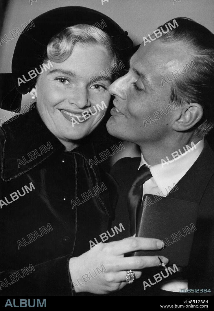 ARKIV STOCKHOLM 19500211.. Eva Henning, skådespelerska, har erhållit filmsamfundets stora plakett på Röda Kvarn för årets bästa svenska prestation inom filmen. Hasse Ekman, regissör, manusförfattare och skådespelare, gratulerar sin fru med en kyss på kinden.. Foto: Bo Dahlin / AB Text & Bilder / SVT / Kod: 5600. Leende.