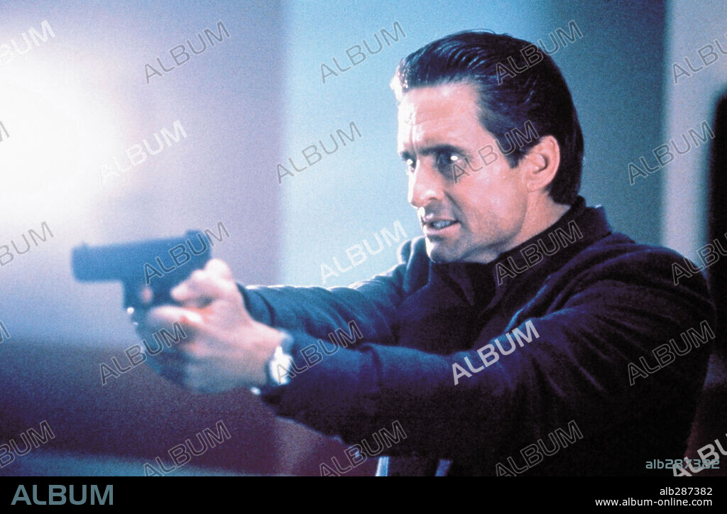 MICHAEL DOUGLAS in BASIC INSTINCT (1992), directed by PAUL VERHOEVEN. Copyright TRI STAR PICTURES.