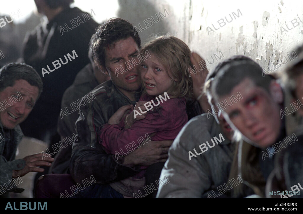 DAKOTA FANNING and TOM CRUISE in WAR OF THE WORLDS, 2005, directed by STEVEN SPIELBERG. Copyright PARAMOUNT PICTURES / MASI, FRANK.