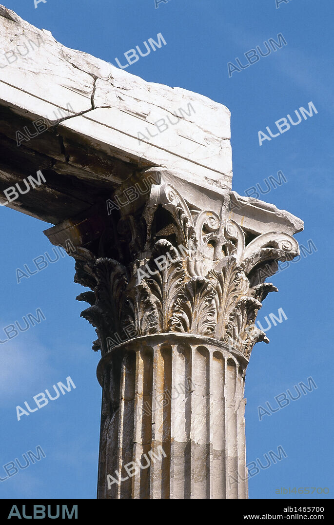 ARTE GRIEGO. GRECIA. TEMPLO DE ZEUS. Detalle de un CAPITEL DE ESTILO CORINTIO decorado con hojas de acanto. Atenas.