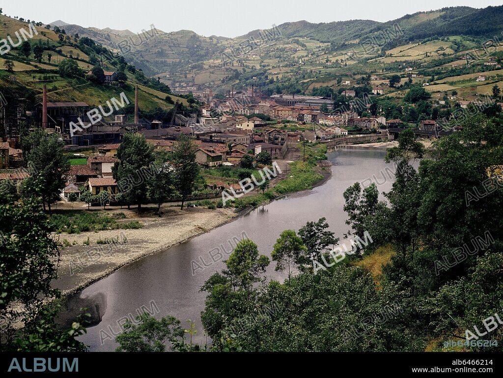 VISTA DE TRUBIA CON EL RIO NALON Y LA FABRICA DE ARMAS DEL SIGLO XIX AL FONDO - FOTO AÑOS 60.