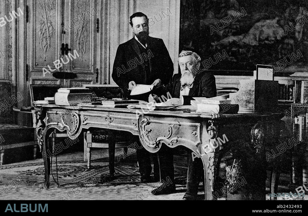 Armand Fallieres (1841-1931) president francais francais en 1906-1913 ici dans son cabinet a L'Elysee avec son secretaire general Jean Lanes Armand Fallieres (1841-1931) French president in 1906-1913 here with his secretary Jean Lanes in his office at Elysee palace in Paris.
