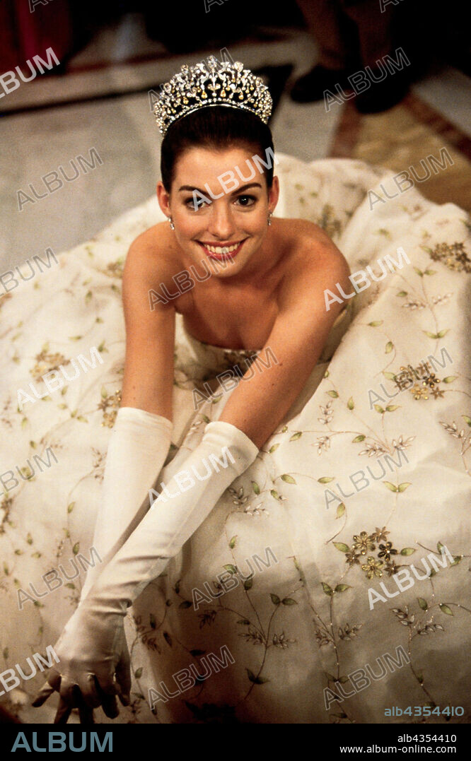 ANNE HATHAWAY en PRINCESA POR SORPRESA, 2001 (THE PRINCESS DIARIES), dirigida por GARRY MARSHALL. Copyright WALT DISNEY PRODUCTIONS.