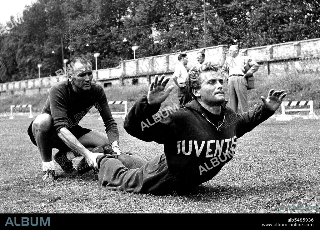 Turin, Campo Combi. Italian footballer Giampiero Boniperti in training at Juventus in the 1951-52 season..