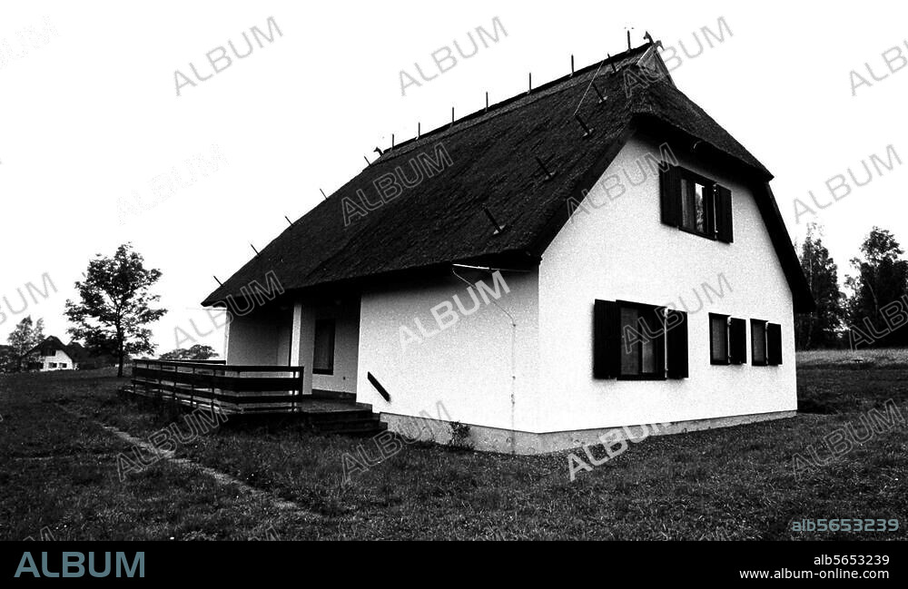 zu: Honecker, Erich Generalsekretär des ZK der SED, Staatsratsvorsitzender der DDR. 1912-1994. Rügen (Ostsee), Insel Vilm (Insel im Rügenschen Bodden): Ehemaliges Ferienhaus Erich Honeckers. Außenansicht. Foto, Oktober 1990.