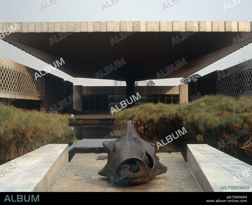 PATIO CENTRAL DEL MUSEO DESDE LA SALA MEXICANA - FOTO AÑOS 90.