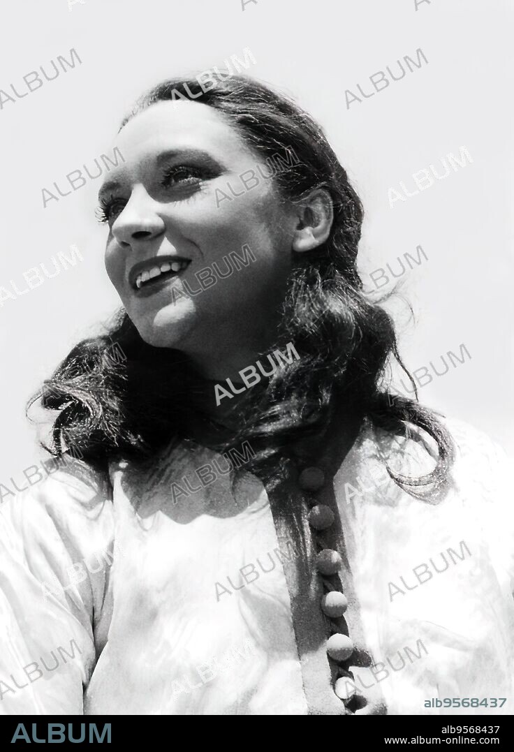 MARIA CASARES in MARIA CASARES: A MULLER QUE VIVIU MIL VIDAS, 2022, directed by XAVIER VILLAVERDE. Copyright Agallas Films / Take 2000.