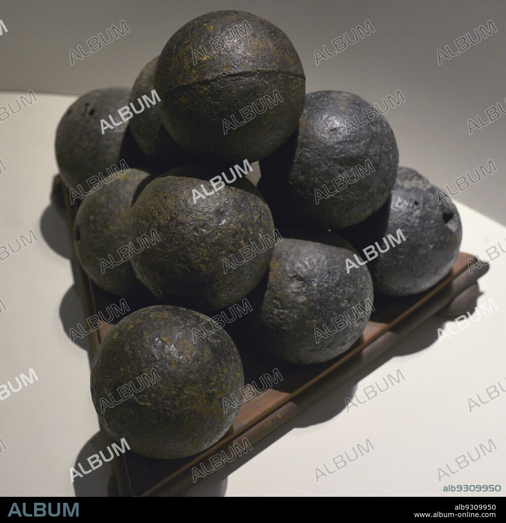 Poyectiles de hierro del siglo XVII. Empleados como munición en una culebrina bastarda, llamadas así por no alcanzar el calibre de las ordinarias. Museo de Marina. Lisboa. Portugal.