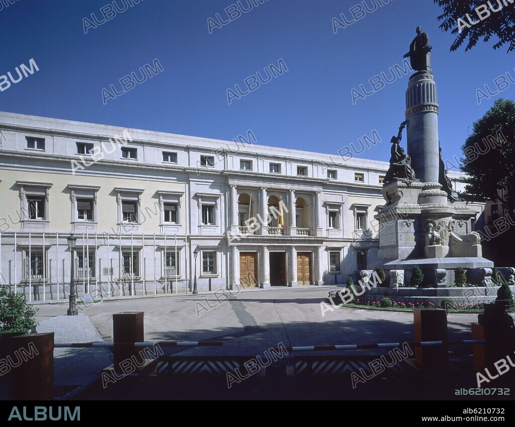 FACHADA DEL PALACIO DEL SENADO JUNTO AL MONUMENTO A CANOVAS DEL CASTILLO EN LA PLAZA DE LA MARINA ESPAÑOLA.