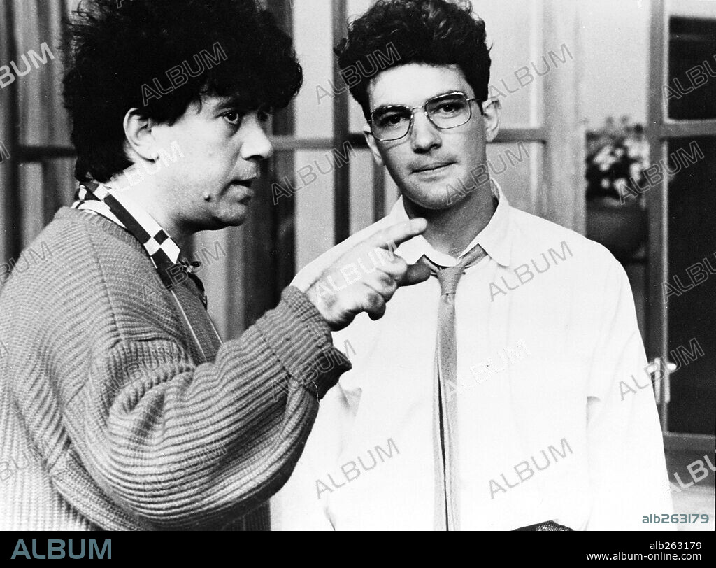 ANTONIO BANDERAS y PEDRO ALMODOVAR en MUJERES AL BORDE DE UN ATAQUE DE NERVIOS, 1988, dirigida por PEDRO ALMODOVAR. Copyright EL DESEO S.A.
