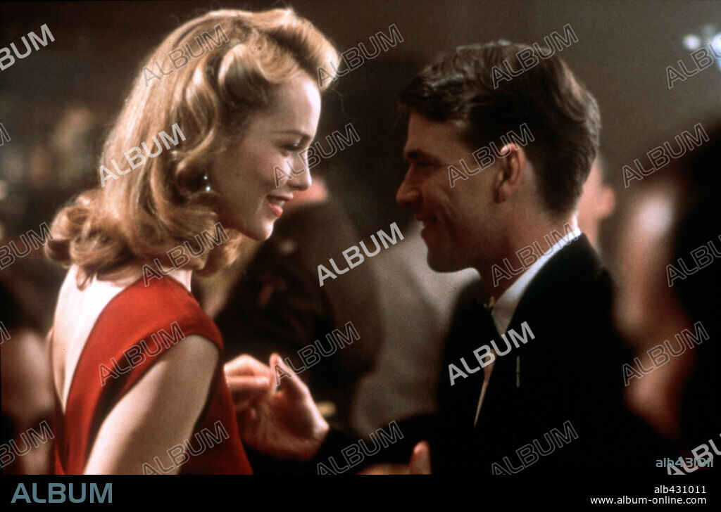 DOUGRAY SCOTT and SAFFRON BURROWS in ENIGMA, 2001, directed by MICHAEL APTED. Copyright JAGGED FILMS/INTERMEDIA FILM EQUITIES/BROADWAY PICT/SENATOR.