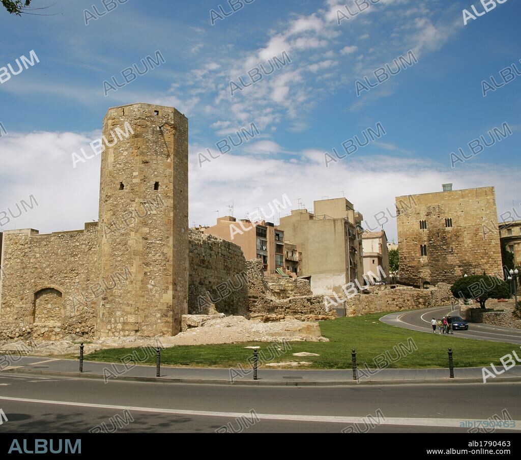 CATALUÑA. TARRAGONA. Vista de la TORRE ("LA MURALLETA") perteneciente al cuarto recinto de murallas, que abarca el área del CIRCO ROMANO, construidas en tiempos del arzobispo Pedro de Clasqueri (13581380). Al fondo, el edificio del PRETORIO. Comarca del Tarragonès.